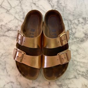 Birkenstock Arizona Soft Footbed Leather Sandal in Metallic Copper